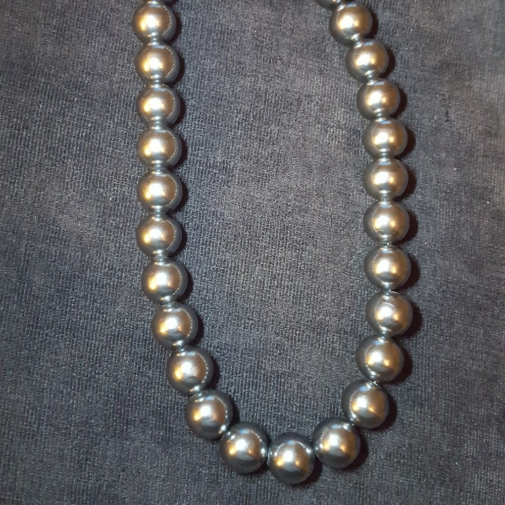 Seasons Fashion chunky grey pearl strand